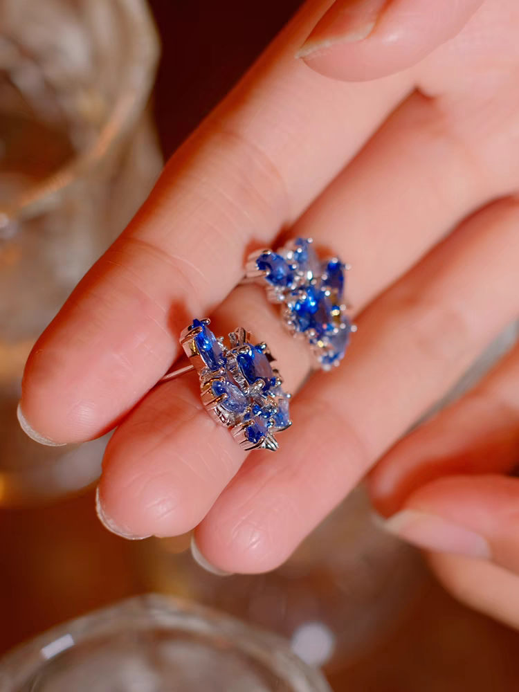 Pendientes de ola de marea de diseño original hechos a mano por Kemstone: pendientes de plata de ley bañados en oro con piedras preciosas marquesas azules vintage.