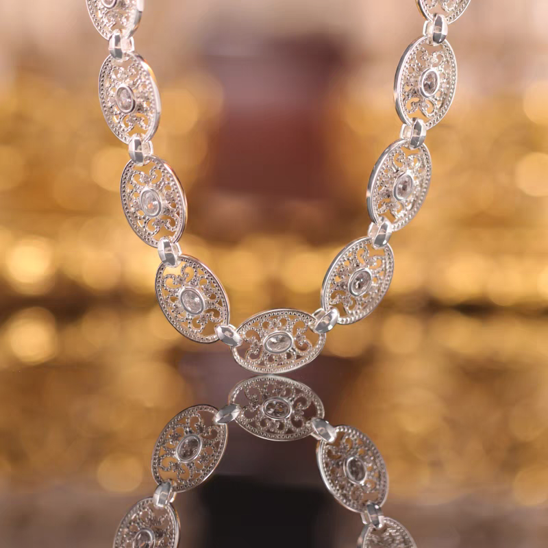 Collar de luz tejida con diseño original artesanal de Kemstone: gargantilla de encaje vintage de plata de ley con diseño geométrico recortado.