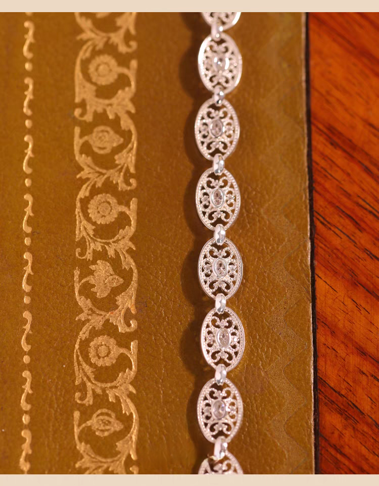 Collar de luz tejida con diseño original artesanal de Kemstone: gargantilla de encaje vintage de plata de ley con diseño geométrico recortado.