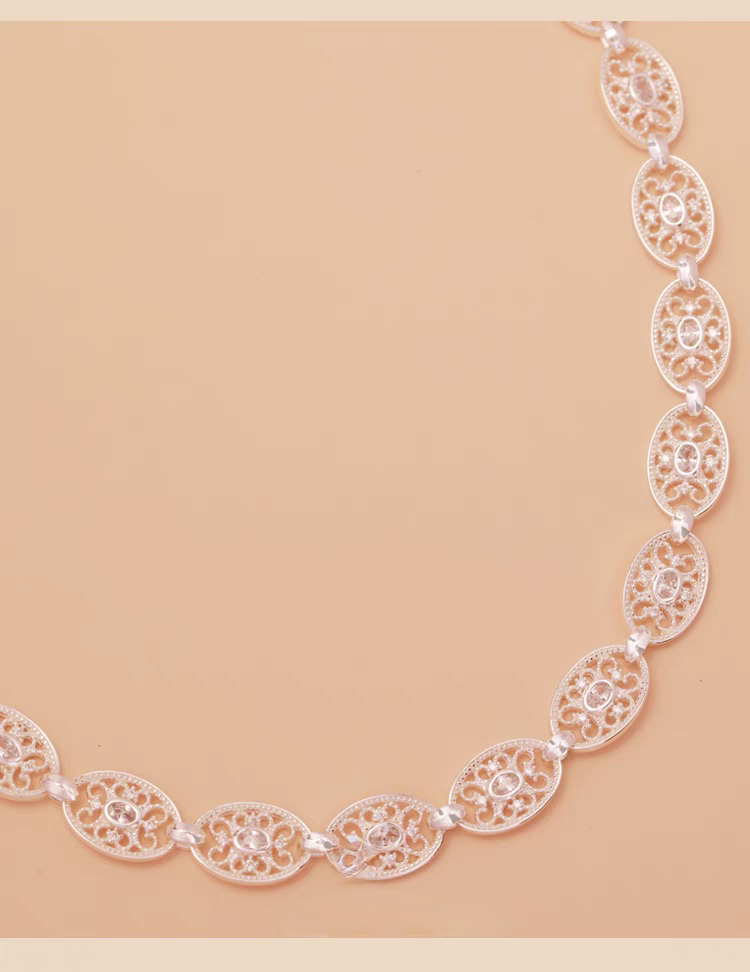 Collar de luz tejida con diseño original artesanal de Kemstone: gargantilla de encaje vintage de plata de ley con diseño geométrico recortado.
