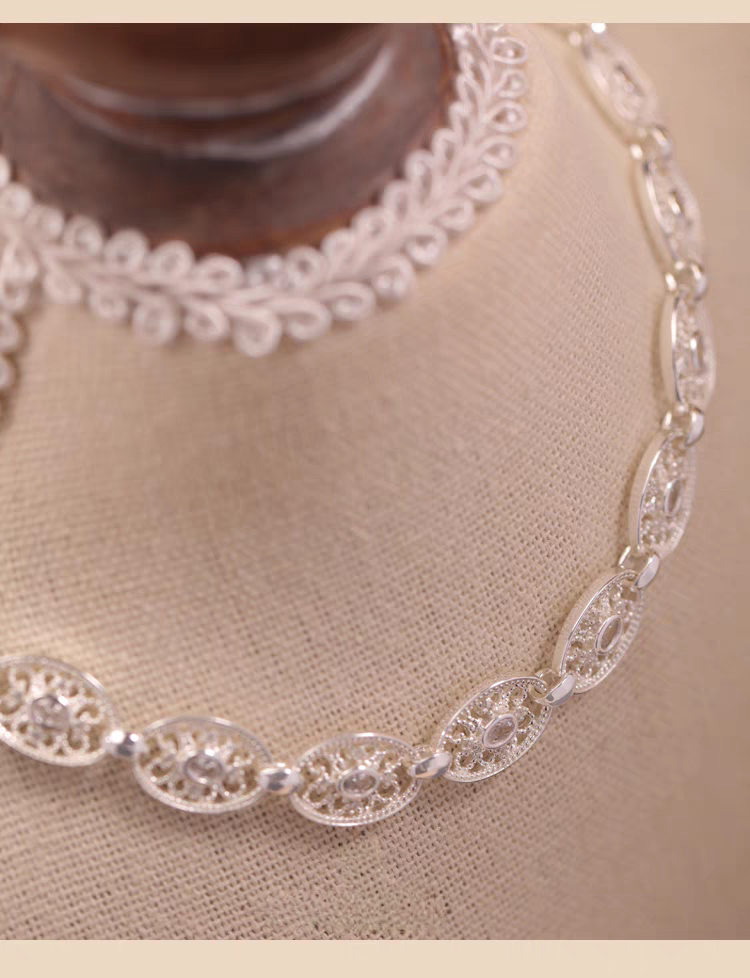Collar de luz tejida con diseño original artesanal de Kemstone: gargantilla de encaje vintage de plata de ley con diseño geométrico recortado.