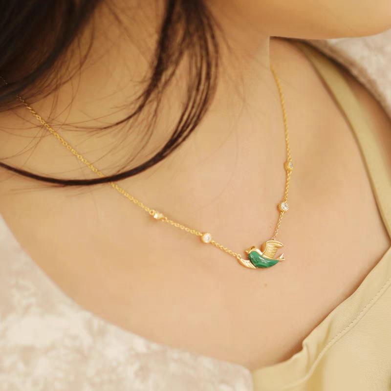 Collar de pájaro esmeralda con diseño original artesanal de Kemstone. Colgante vintage de malaquita y plata con cadena ajustable.