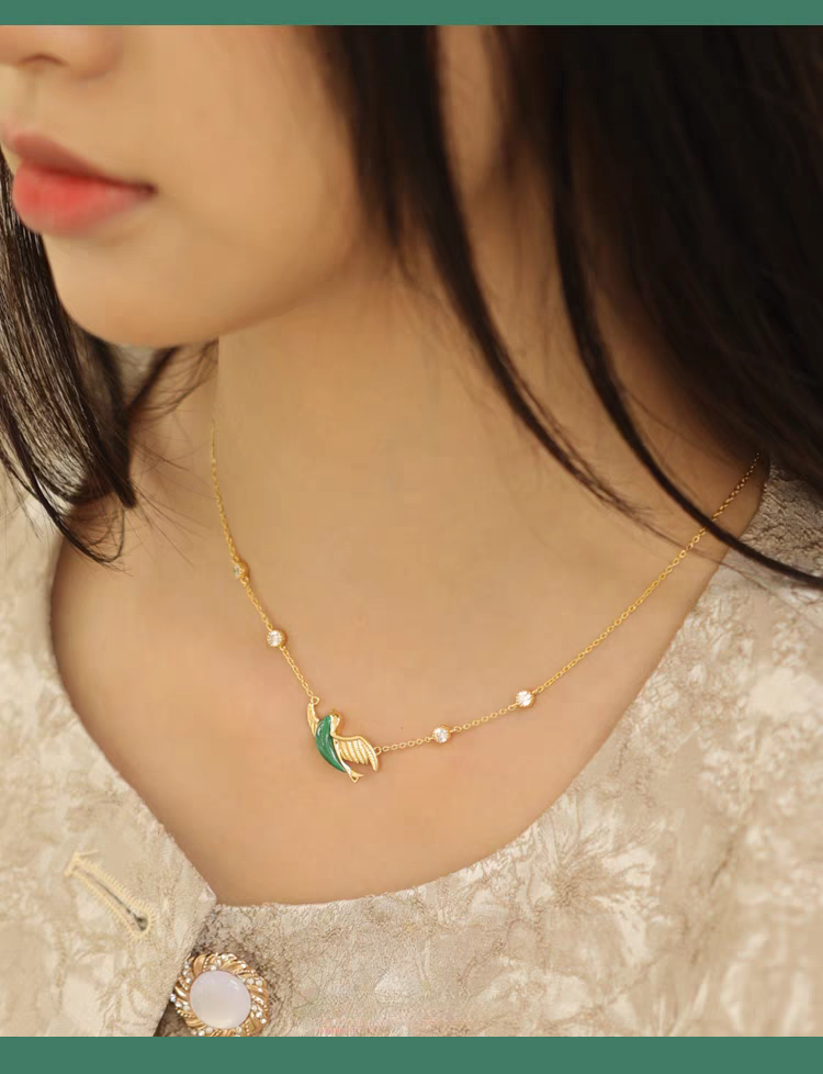 Collar de pájaro esmeralda con diseño original artesanal de Kemstone. Colgante vintage de malaquita y plata con cadena ajustable.