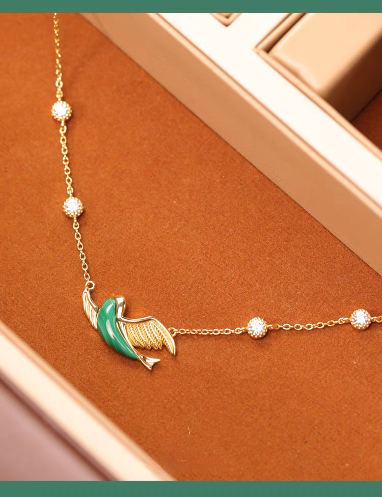Collar de pájaro esmeralda con diseño original artesanal de Kemstone. Colgante vintage de malaquita y plata con cadena ajustable.
