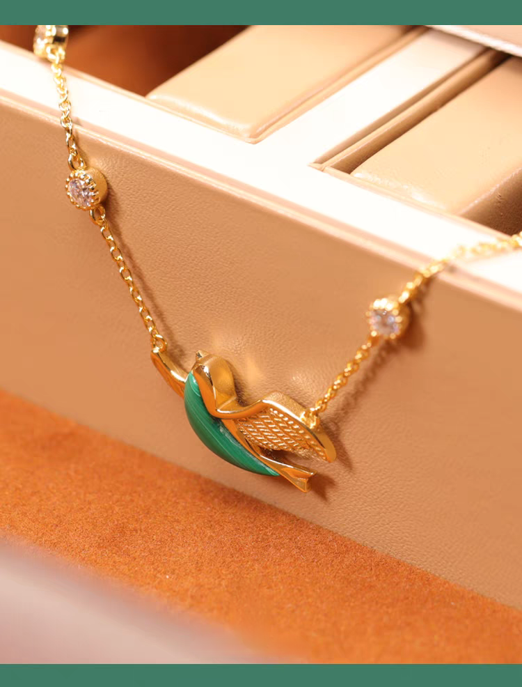 Collar de pájaro esmeralda con diseño original artesanal de Kemstone. Colgante vintage de malaquita y plata con cadena ajustable.