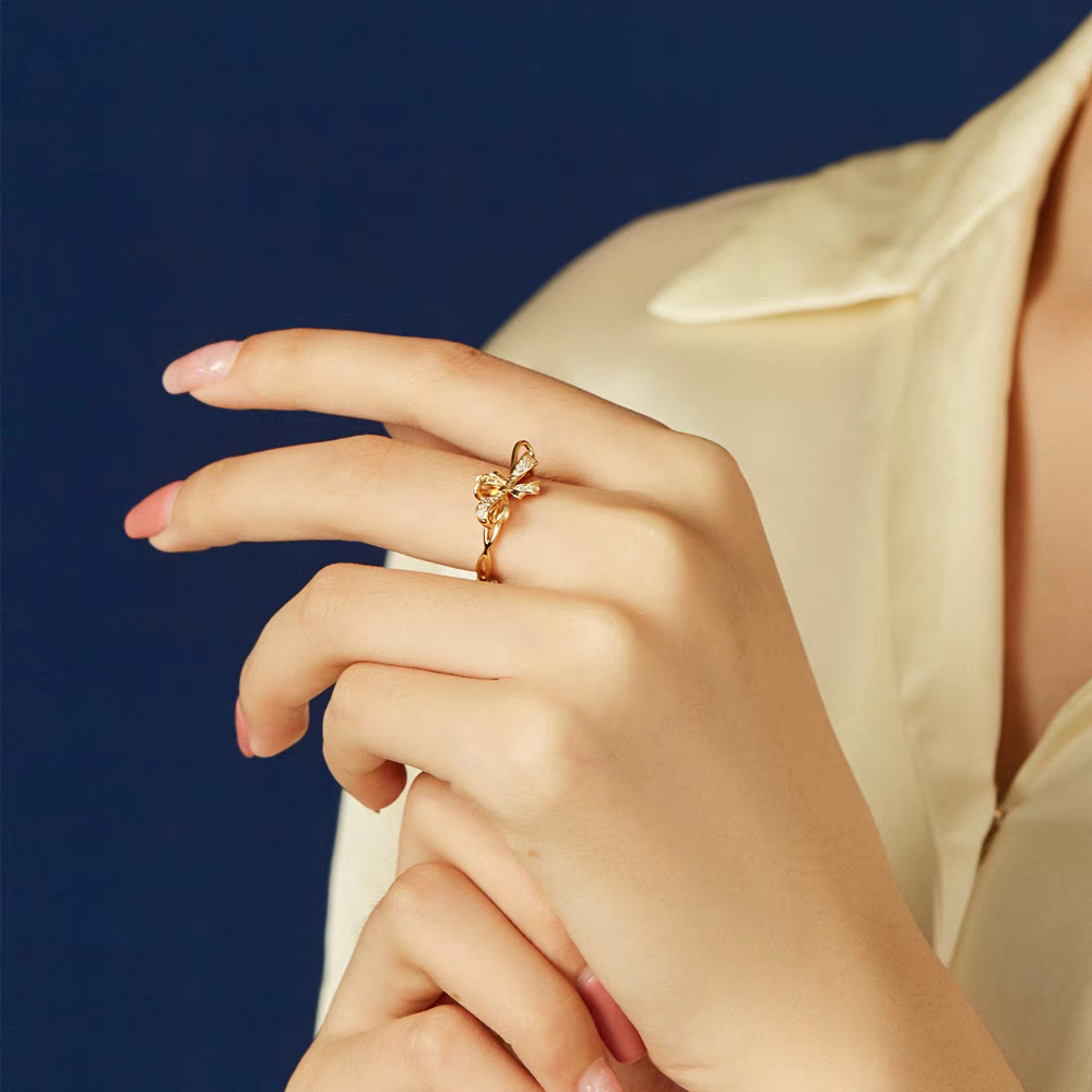 Anillo de lazo francés de diseño original hecho a mano por Kemstone: anillo abierto de lujo ajustable en plata 925 con baño de oro de 18 quilates.