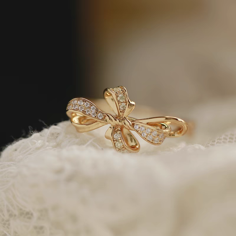 Anillo de lazo francés de diseño original hecho a mano por Kemstone: anillo abierto de lujo ajustable en plata 925 con baño de oro de 18 quilates.