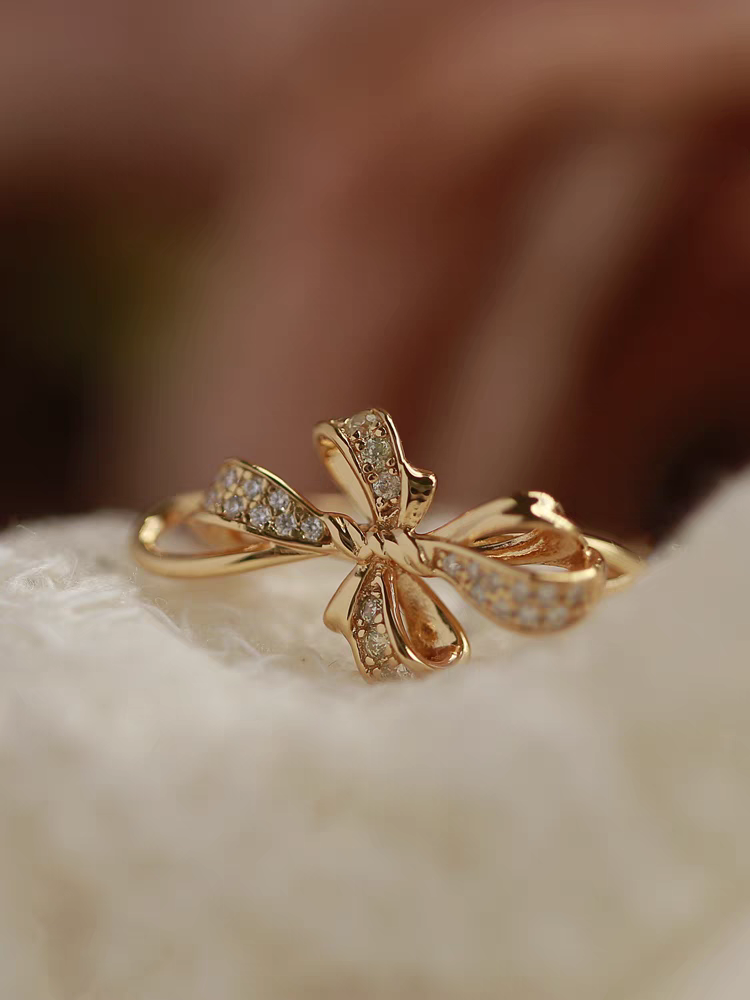 Anillo de lazo francés de diseño original hecho a mano por Kemstone: anillo abierto de lujo ajustable en plata 925 con baño de oro de 18 quilates.