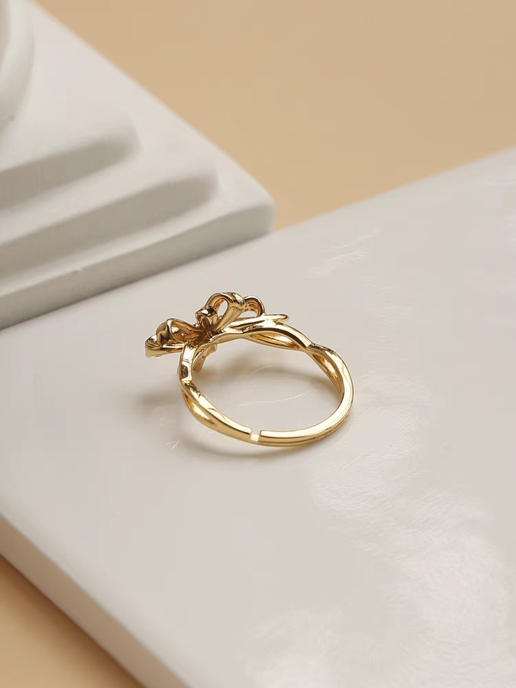 Anillo de lazo francés de diseño original hecho a mano por Kemstone: anillo abierto de lujo ajustable en plata 925 con baño de oro de 18 quilates.