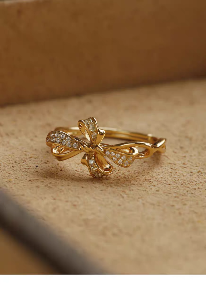 Anillo de lazo francés de diseño original hecho a mano por Kemstone: anillo abierto de lujo ajustable en plata 925 con baño de oro de 18 quilates.