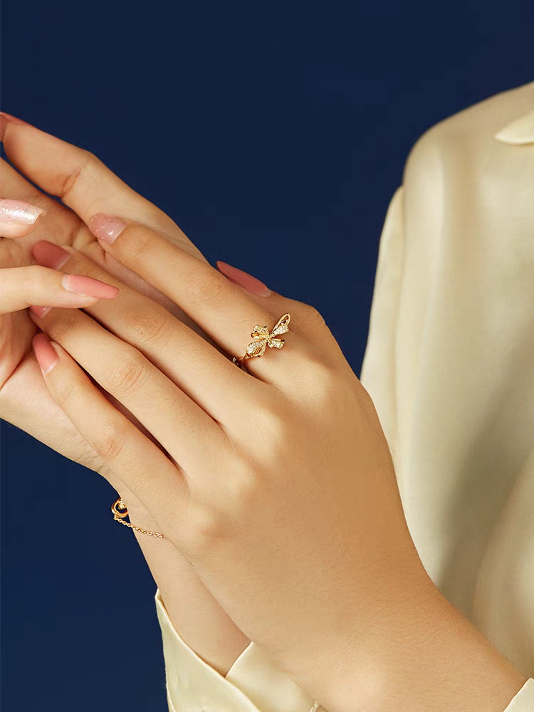 Anillo de lazo francés de diseño original hecho a mano por Kemstone: anillo abierto de lujo ajustable en plata 925 con baño de oro de 18 quilates.