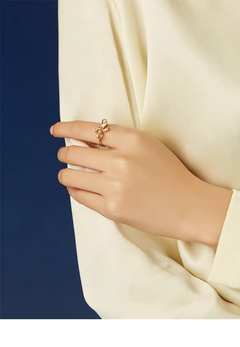 Anillo de lazo francés de diseño original hecho a mano por Kemstone: anillo abierto de lujo ajustable en plata 925 con baño de oro de 18 quilates.
