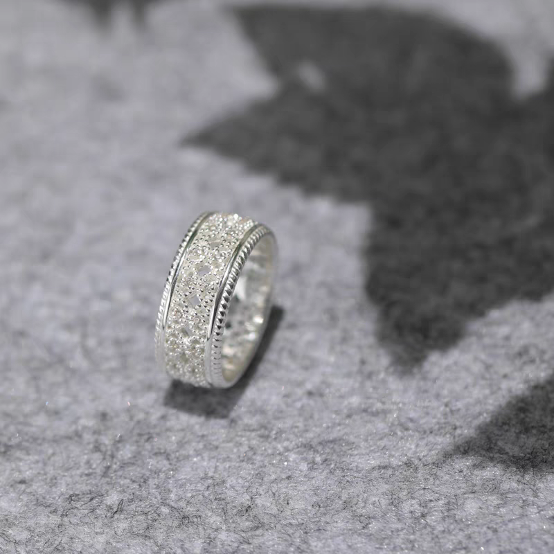 Anillo ligero tejido con diseño original artesanal de Kemstone: anillo vintage geométrico hueco inspirado en el encaje en plata de ley.