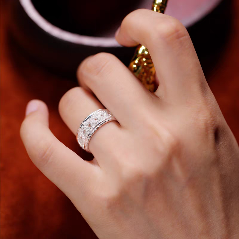 Anillo ligero tejido con diseño original artesanal de Kemstone: anillo vintage geométrico hueco inspirado en el encaje en plata de ley.