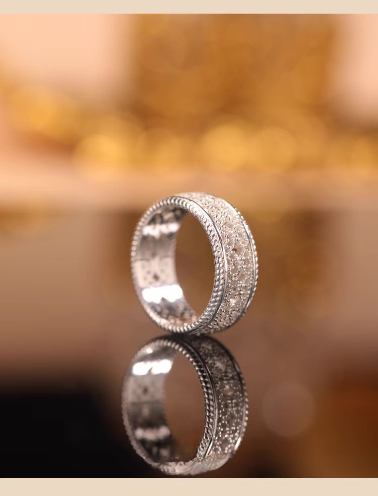 Anillo ligero tejido con diseño original artesanal de Kemstone: anillo vintage geométrico hueco inspirado en el encaje en plata de ley.