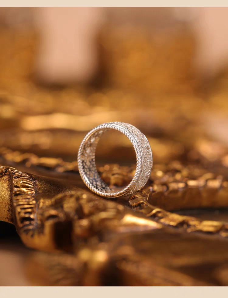 Anillo ligero tejido con diseño original artesanal de Kemstone: anillo vintage geométrico hueco inspirado en el encaje en plata de ley.