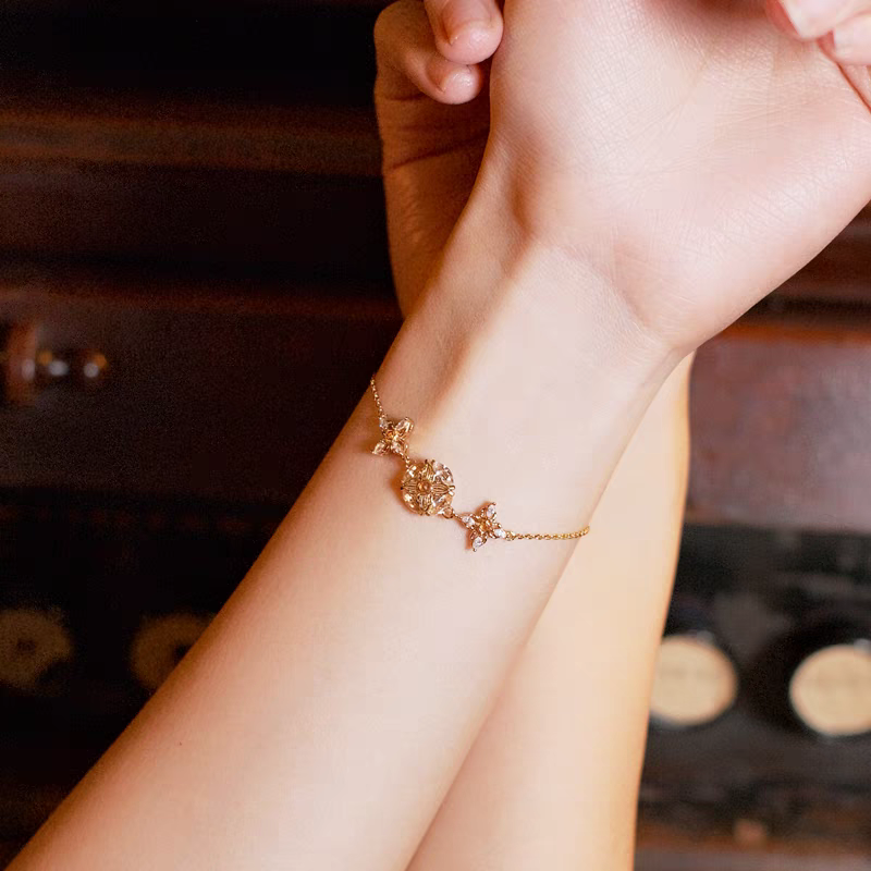 Pulsera de estrellas de la suerte con diseño original artesanal de Kemstone: pulsera vintage con dije de trébol, cristal y espesartita en plata de ley.