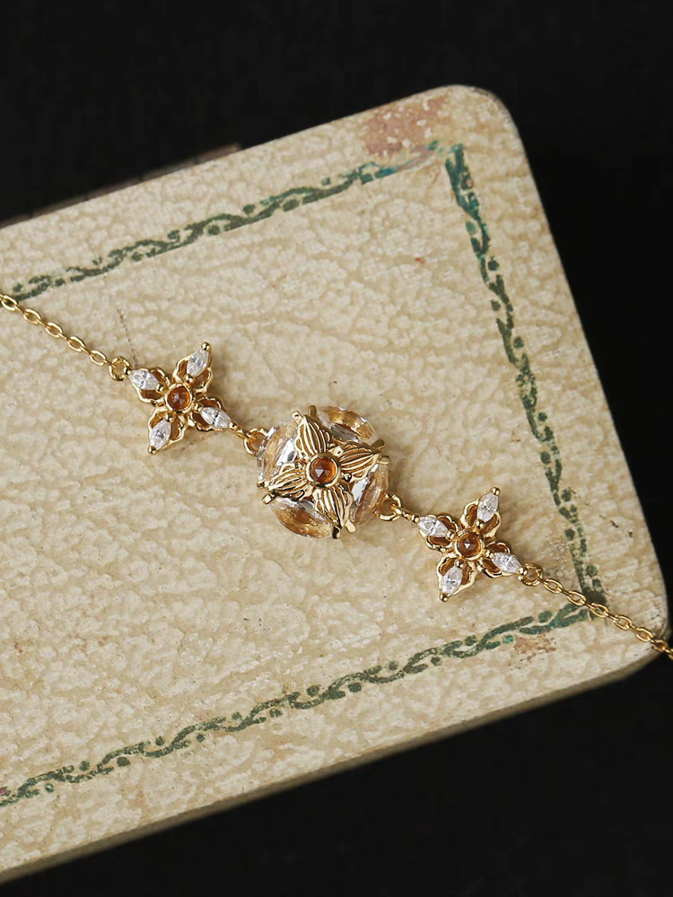 Pulsera de estrellas de la suerte con diseño original artesanal de Kemstone: pulsera vintage con dije de trébol, cristal y espesartita en plata de ley.