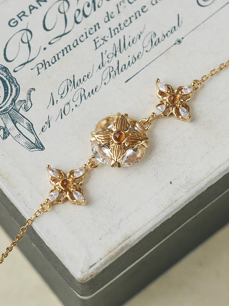 Pulsera de estrellas de la suerte con diseño original artesanal de Kemstone: pulsera vintage con dije de trébol, cristal y espesartita en plata de ley.