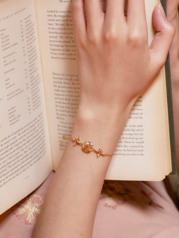 Pulsera de estrellas de la suerte con diseño original artesanal de Kemstone: pulsera vintage con dije de trébol, cristal y espesartita en plata de ley.