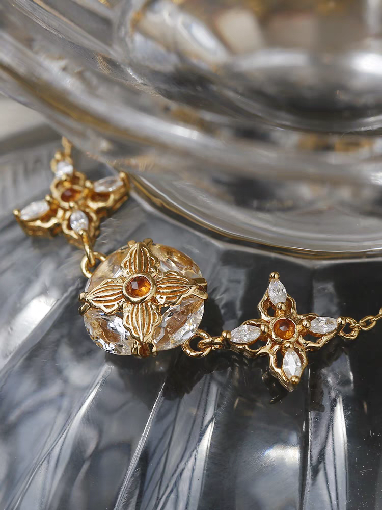 Pulsera de estrellas de la suerte con diseño original artesanal de Kemstone: pulsera vintage con dije de trébol, cristal y espesartita en plata de ley.