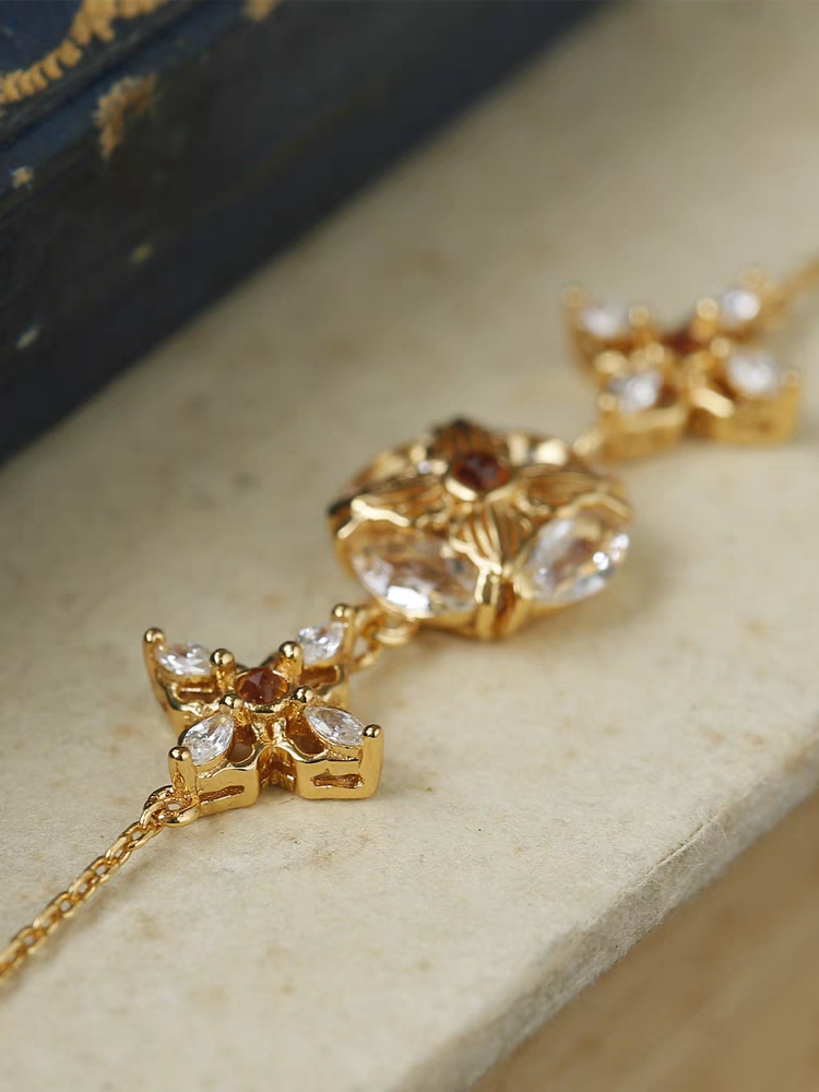 Pulsera de estrellas de la suerte con diseño original artesanal de Kemstone: pulsera vintage con dije de trébol, cristal y espesartita en plata de ley.