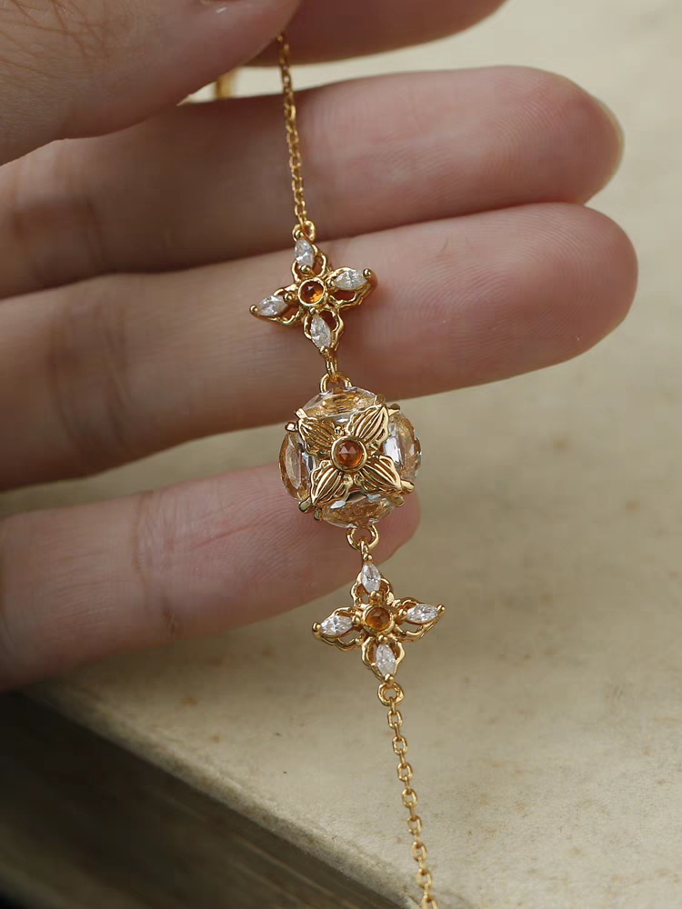 Pulsera de estrellas de la suerte con diseño original artesanal de Kemstone: pulsera vintage con dije de trébol, cristal y espesartita en plata de ley.
