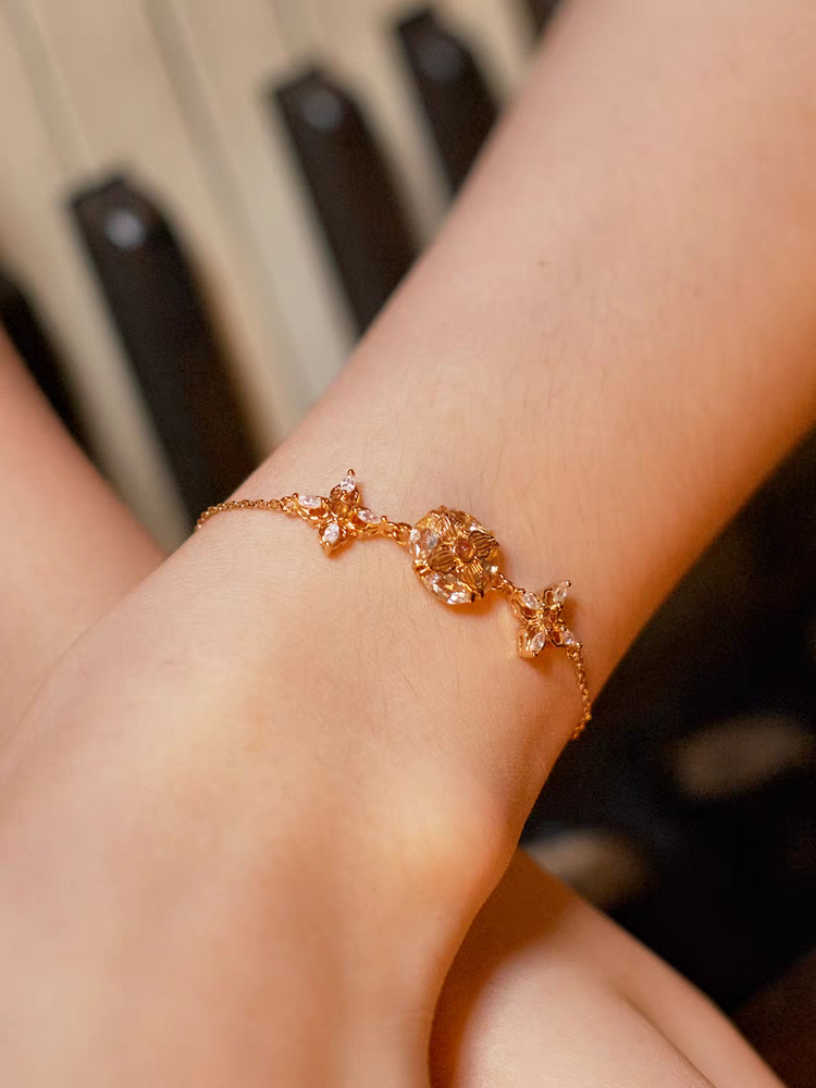 Pulsera de estrellas de la suerte con diseño original artesanal de Kemstone: pulsera vintage con dije de trébol, cristal y espesartita en plata de ley.