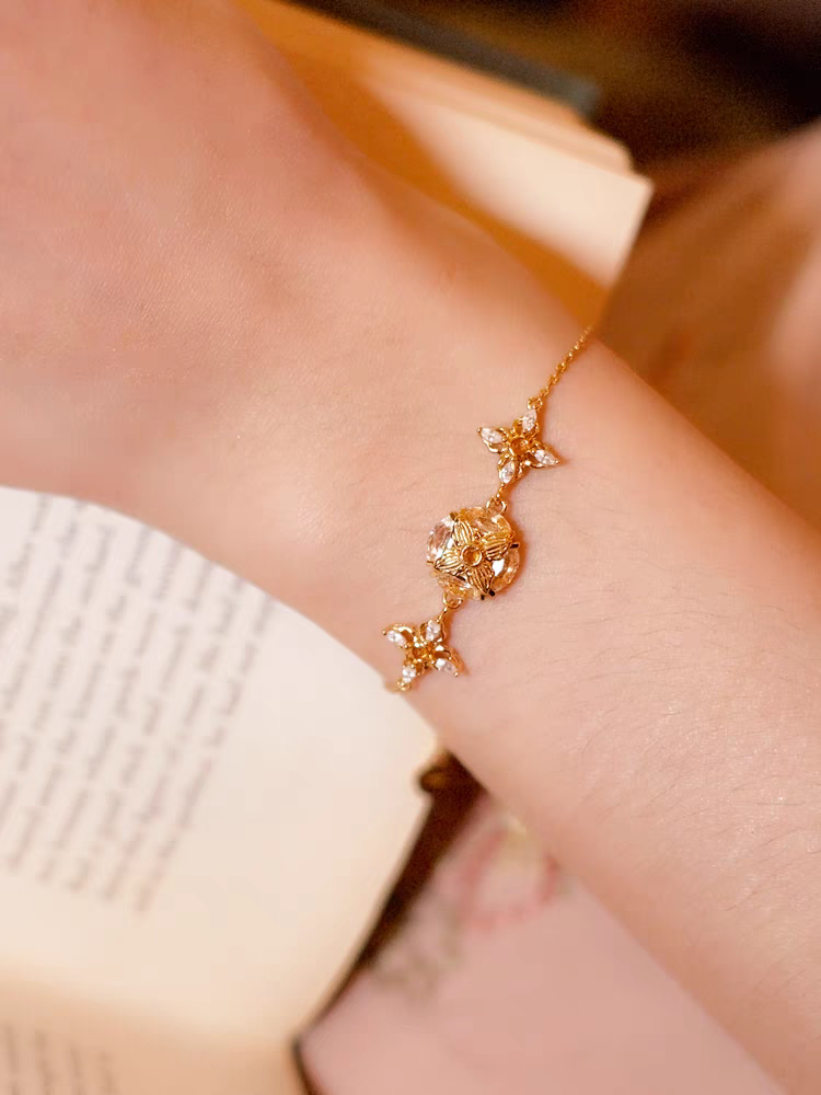 Pulsera de estrellas de la suerte con diseño original artesanal de Kemstone: pulsera vintage con dije de trébol, cristal y espesartita en plata de ley.