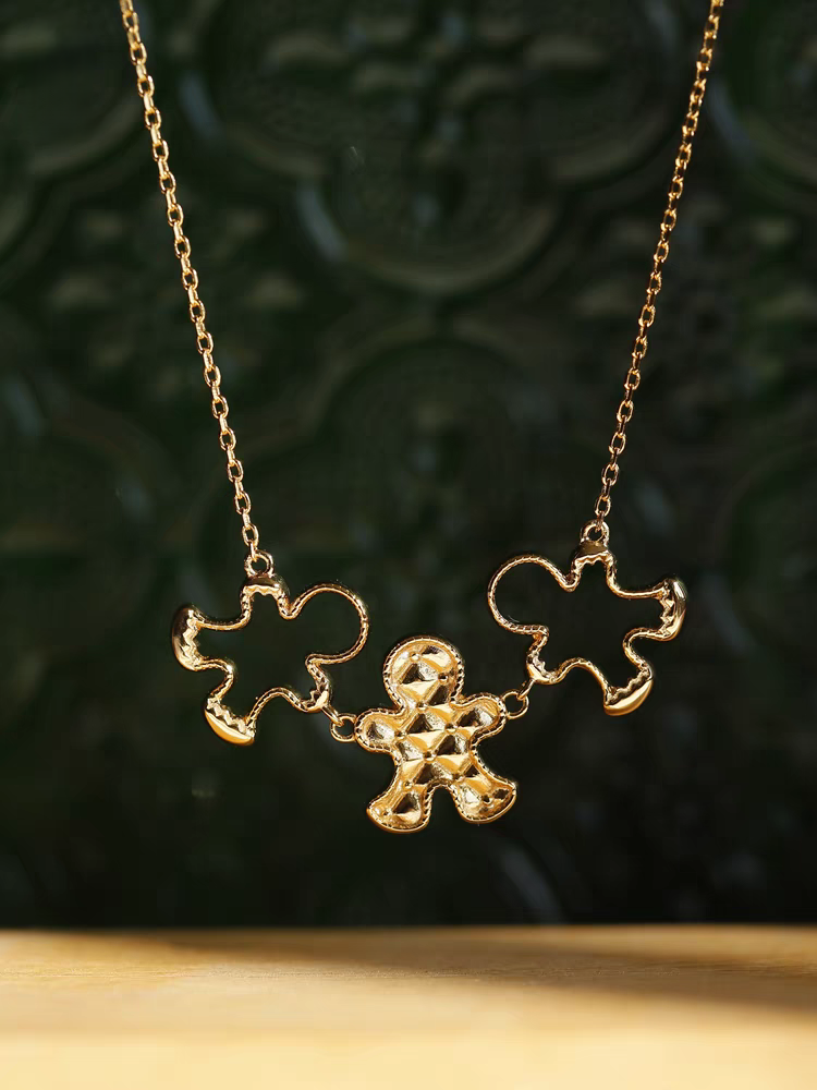 Collar de hombre de jengibre con diseño original hecho a mano por Kemstone. Plata de ley chapada en oro. Bonito colgante hueco para regalo de Navidad.