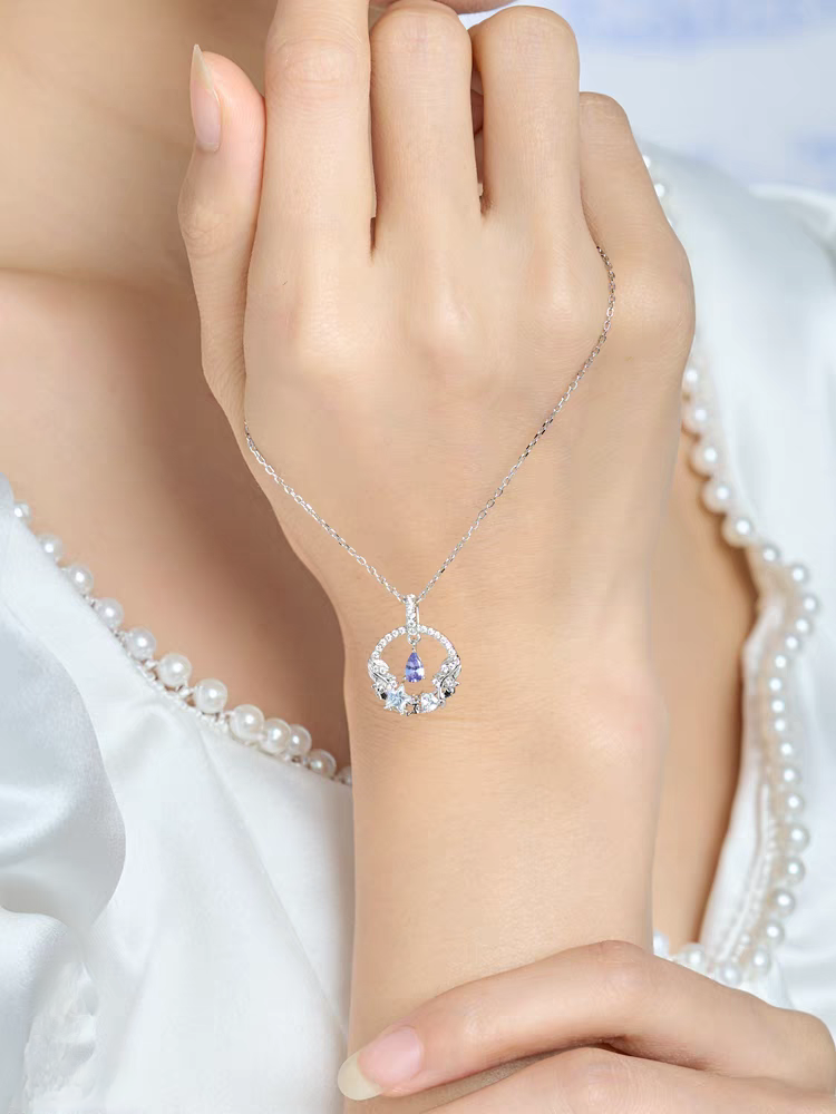 Collar Elegancia Lunar con Diseño Original Artesanal de Kemstone – Colgante de Luna y Estrella de Tanzanita en Plata de Ley | Joyería Celestial Delicada