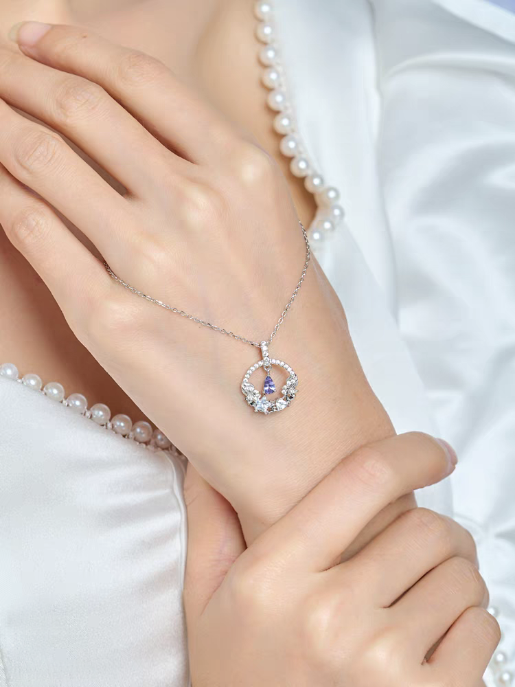 Collar Elegancia Lunar con Diseño Original Artesanal de Kemstone – Colgante de Luna y Estrella de Tanzanita en Plata de Ley | Joyería Celestial Delicada