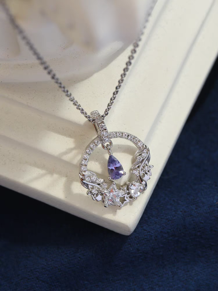 Collar Elegancia Lunar con Diseño Original Artesanal de Kemstone – Colgante de Luna y Estrella de Tanzanita en Plata de Ley | Joyería Celestial Delicada