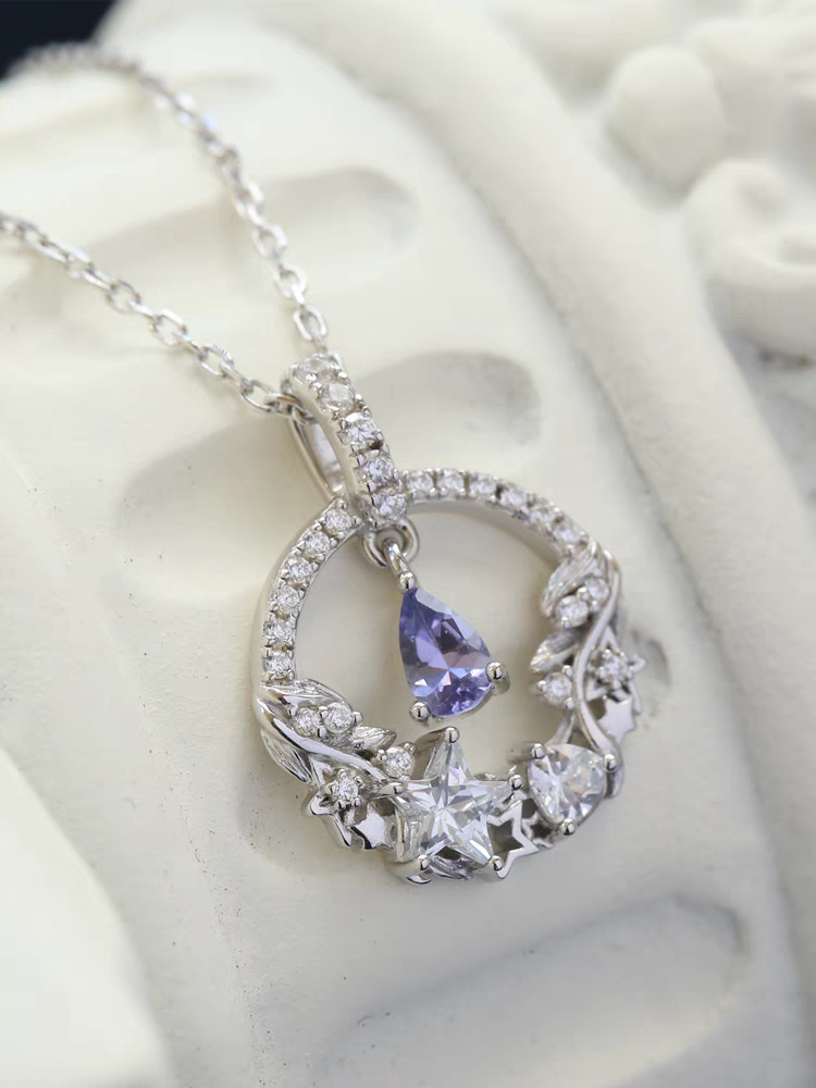 Collar Elegancia Lunar con Diseño Original Artesanal de Kemstone – Colgante de Luna y Estrella de Tanzanita en Plata de Ley | Joyería Celestial Delicada