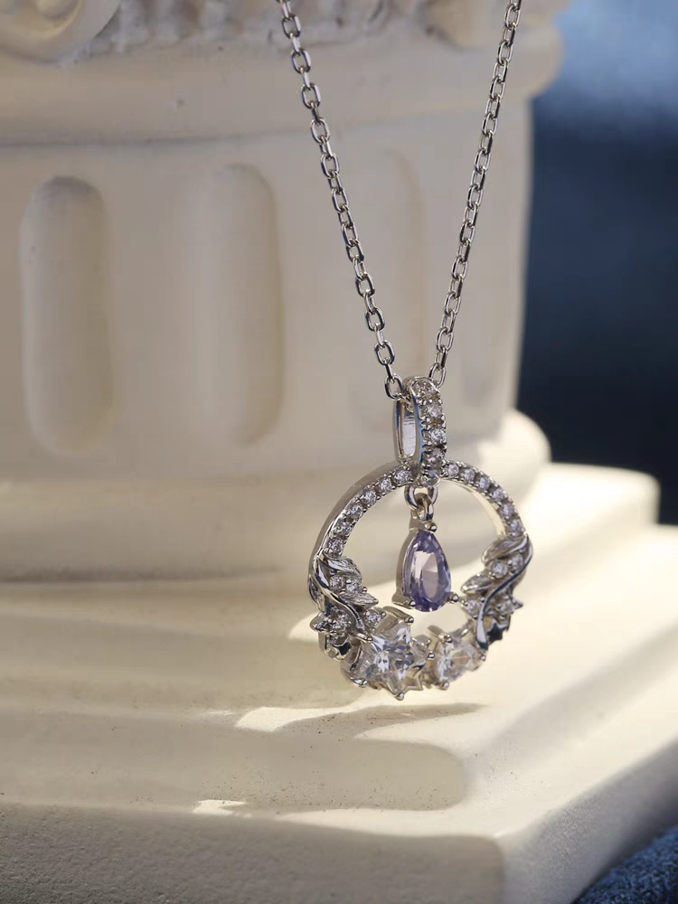 Collar Elegancia Lunar con Diseño Original Artesanal de Kemstone – Colgante de Luna y Estrella de Tanzanita en Plata de Ley | Joyería Celestial Delicada