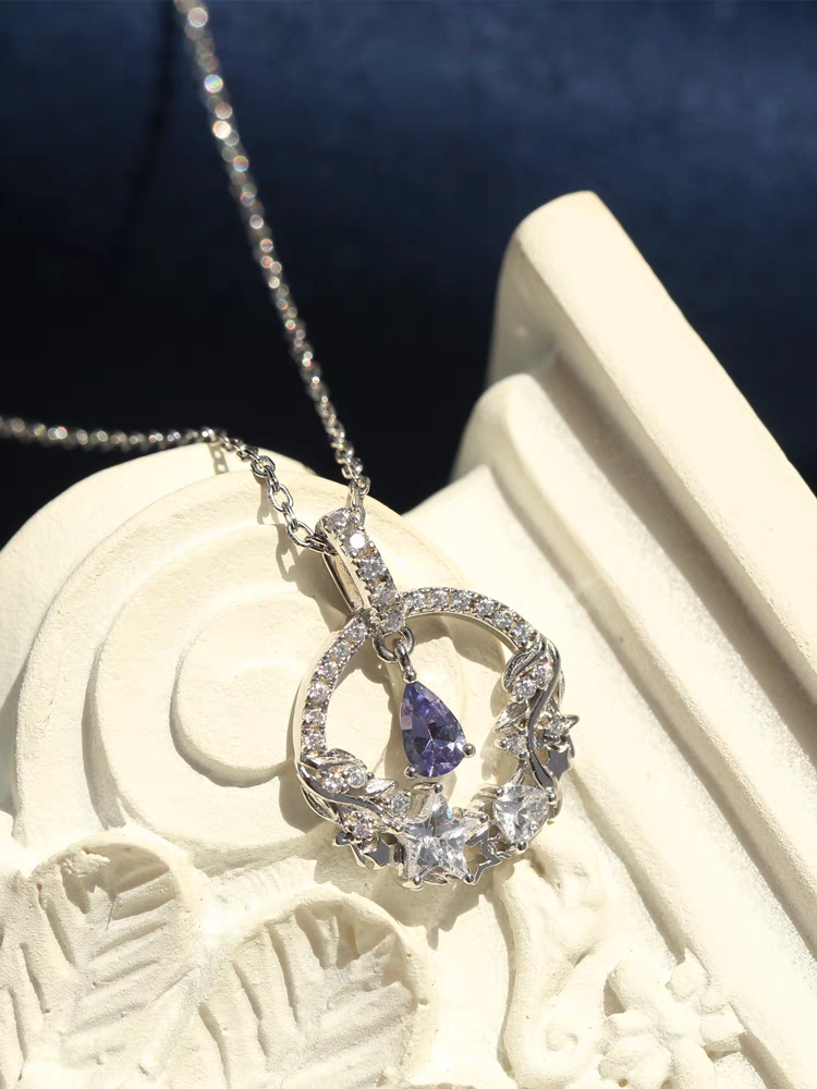 Collar Elegancia Lunar con Diseño Original Artesanal de Kemstone – Colgante de Luna y Estrella de Tanzanita en Plata de Ley | Joyería Celestial Delicada