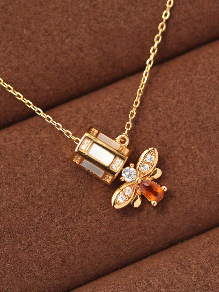 Collar de abeja "Buscador de Miel" de diseño original artesanal de Kemstone. Plata de ley 925, granate espesartita, concha blanca, circonita cúbica y cadena ajustable. Un regalo único de inspiración vintage.