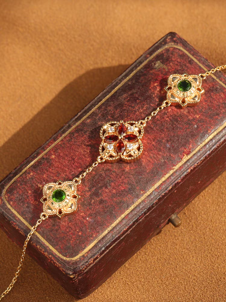 Pulsera artesanal de Kemstone con diseño original de mosaico floral: pulsera vintage de piedras preciosas naturales en plata 925 bañada en oro con diópsido y granate.