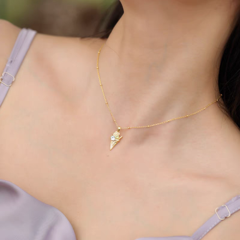 Collar de helado de la colección Sobremesa, diseño original artesanal de Kemstone. Colgante de plata 925 bañada en oro con topacio azul y peridoto. Un regalo de lujo para mujer.