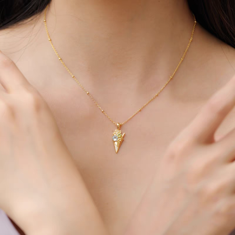 Collar de helado de la colección Sobremesa, diseño original artesanal de Kemstone. Colgante de plata 925 bañada en oro con topacio azul y peridoto. Un regalo de lujo para mujer.