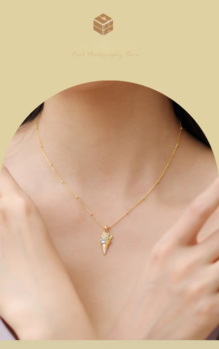 Collar de helado de la colección Sobremesa, diseño original artesanal de Kemstone. Colgante de plata 925 bañada en oro con topacio azul y peridoto. Un regalo de lujo para mujer.
