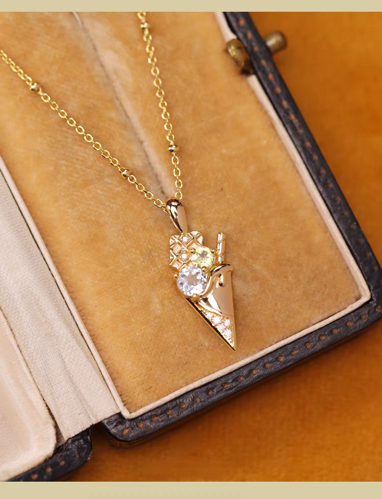 Collar de helado de la colección Sobremesa, diseño original artesanal de Kemstone. Colgante de plata 925 bañada en oro con topacio azul y peridoto. Un regalo de lujo para mujer.