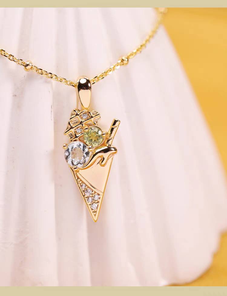 Collar de helado de la colección Sobremesa, diseño original artesanal de Kemstone. Colgante de plata 925 bañada en oro con topacio azul y peridoto. Un regalo de lujo para mujer.