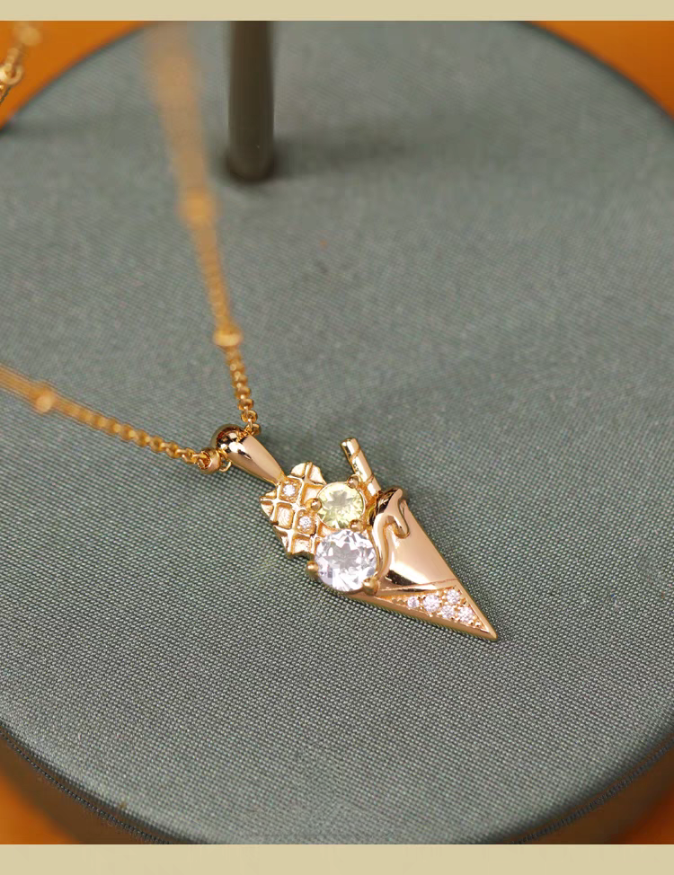 Collar de helado de la colección Sobremesa, diseño original artesanal de Kemstone. Colgante de plata 925 bañada en oro con topacio azul y peridoto. Un regalo de lujo para mujer.