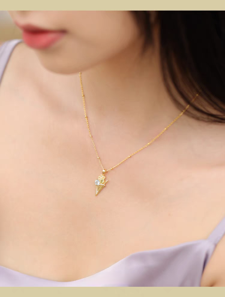 Collar de helado de la colección Sobremesa, diseño original artesanal de Kemstone. Colgante de plata 925 bañada en oro con topacio azul y peridoto. Un regalo de lujo para mujer.