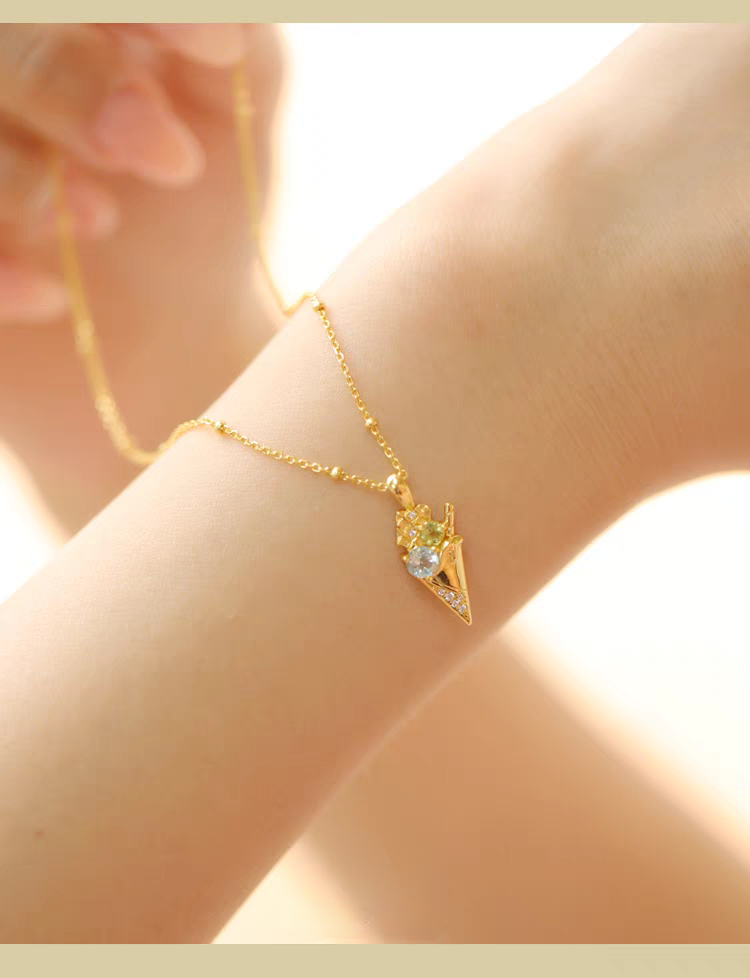 Collar de helado de la colección Sobremesa, diseño original artesanal de Kemstone. Colgante de plata 925 bañada en oro con topacio azul y peridoto. Un regalo de lujo para mujer.
