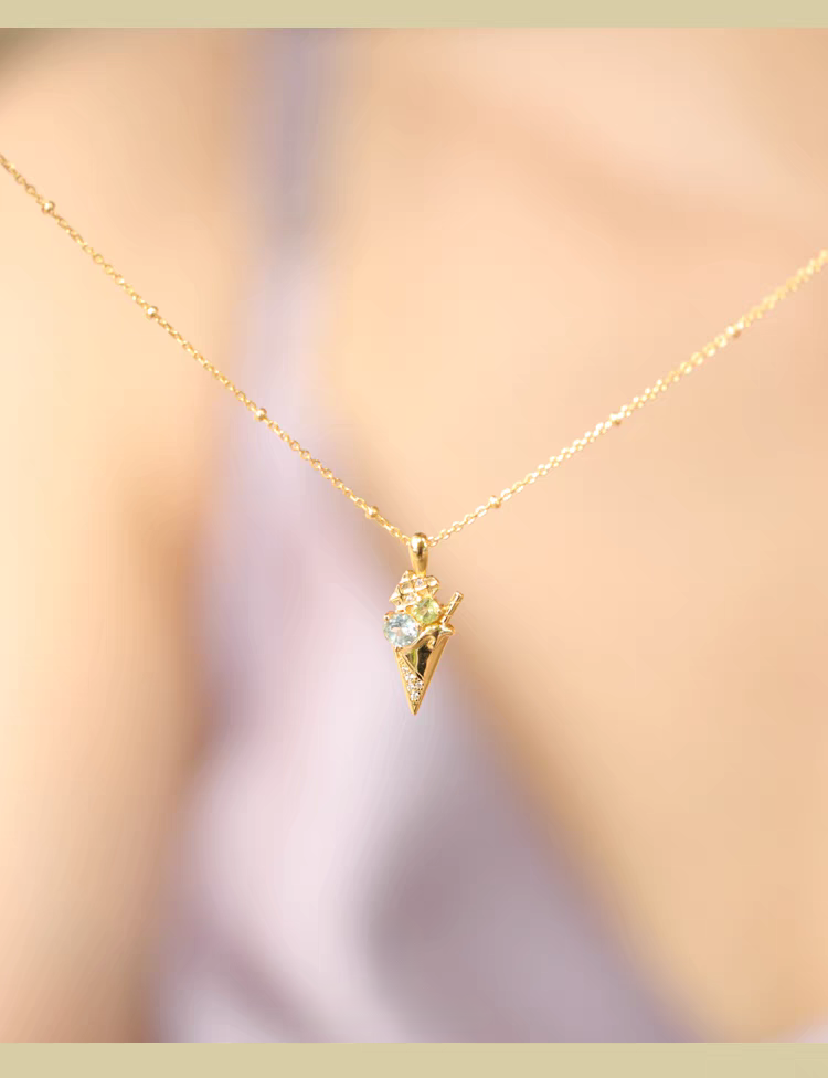 Collar de helado de la colección Sobremesa, diseño original artesanal de Kemstone. Colgante de plata 925 bañada en oro con topacio azul y peridoto. Un regalo de lujo para mujer.