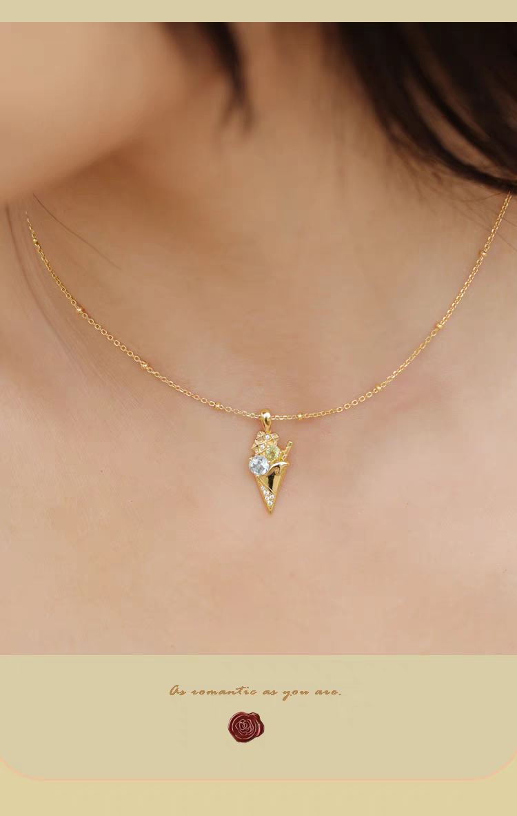 Collar de helado de la colección Sobremesa, diseño original artesanal de Kemstone. Colgante de plata 925 bañada en oro con topacio azul y peridoto. Un regalo de lujo para mujer.