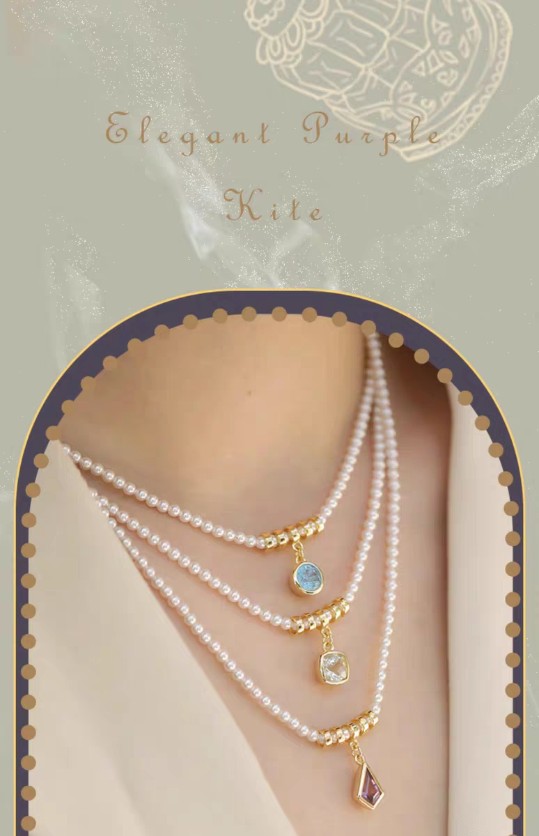 Elegante collar de cometa morada, diseño original y artesanal de Kemstone. Colgante de amatista y perla en plata de ley 925. Gargantilla francesa corta de lujo para mujer.
