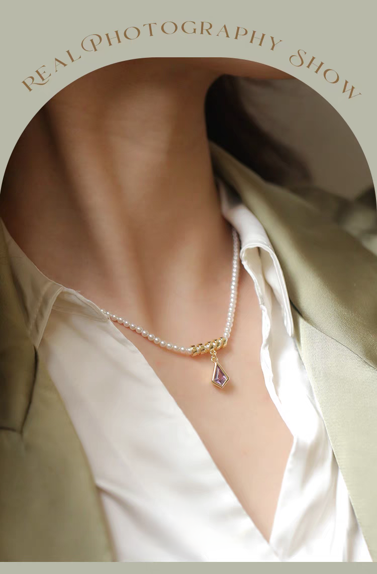 Elegante collar de cometa morada, diseño original y artesanal de Kemstone. Colgante de amatista y perla en plata de ley 925. Gargantilla francesa corta de lujo para mujer.